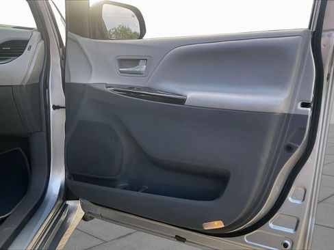 Used 2018 Toyota Sienna XLE Premium FWD image 21