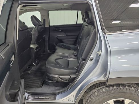 Used 2023 Toyota Highlander XLE image 3