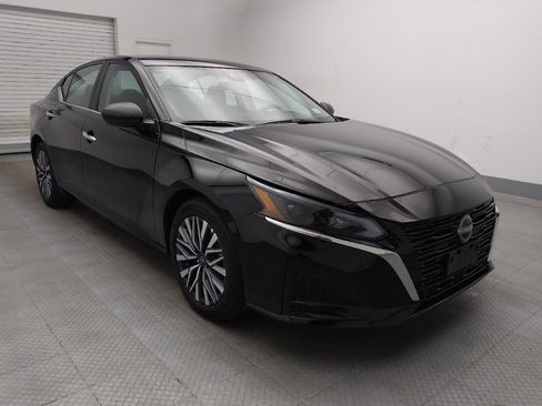 Used 2025 Nissan Altima 2.5 SV FWD image 13