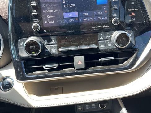 Used 2022 Toyota Highlander XLE FWD image 18