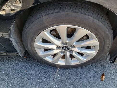 Used 2018 Toyota Camry LE w/ Moonroof Package FWD image 9