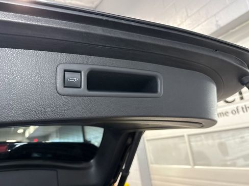 Used 2020 Toyota Highlander Limited image 16