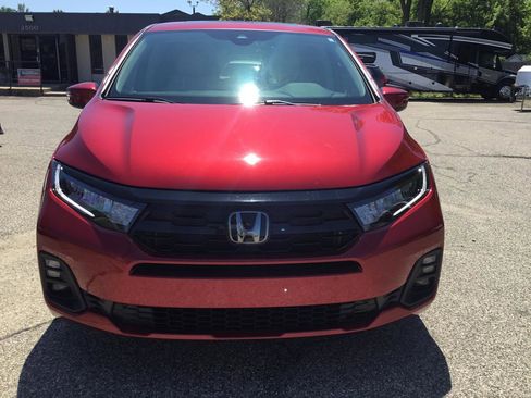 Used 2025 Honda Odyssey Touring image 2