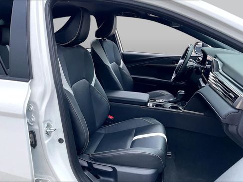 Used 2025 Toyota Camry SE FWD image 9