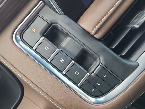 Used 2023 Chevrolet Suburban High Country AWD/4WD image 16