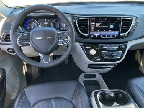 Used 2024 Chrysler Pacifica Touring-L image 10
