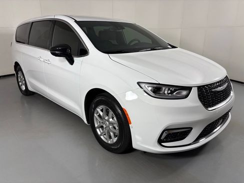 New 2026 Chrysler Pacifica Select FWD image 2
