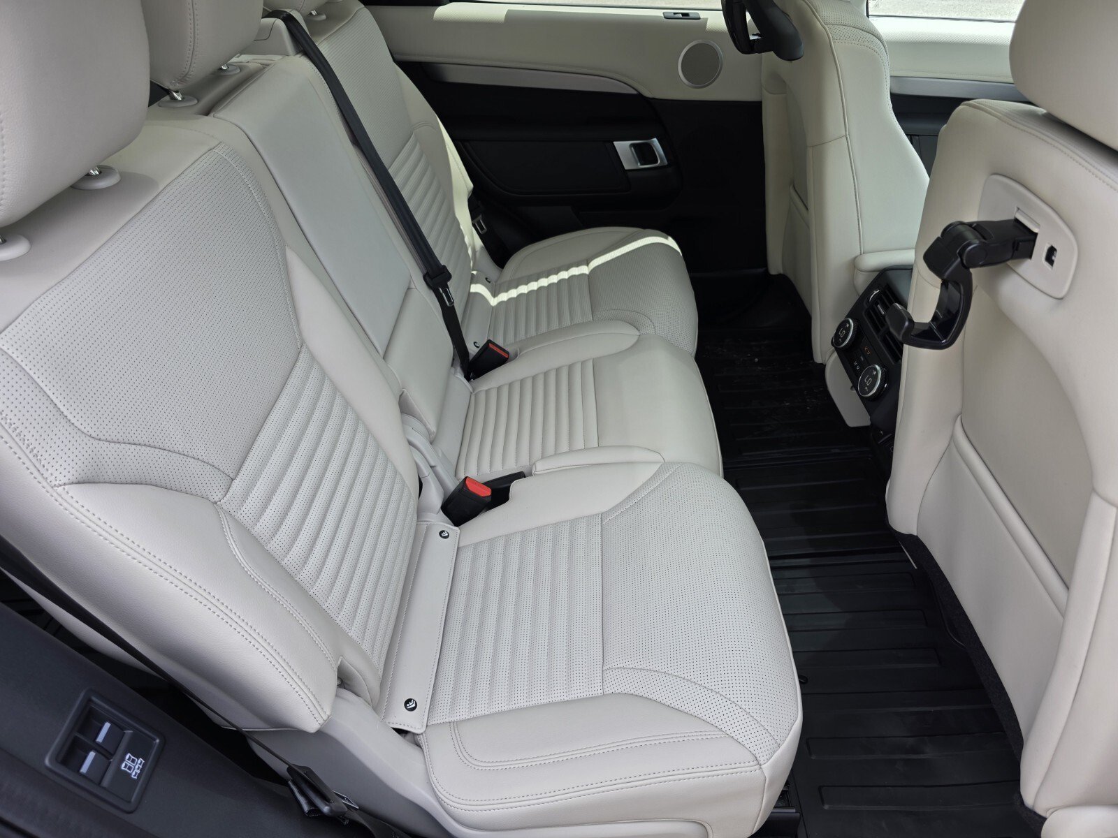 Used 2026 Land Rover Discovery Dynamic SE AWD/4WD image 5