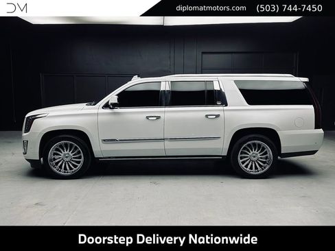 Used 2017 Cadillac Escalade ESV Platinum AWD/4WD image 4