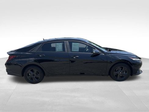 Used 2023 Hyundai Elantra SEL w/ Preferred Accessory Package FWD image 6