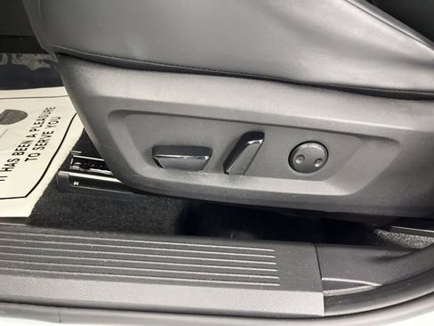 Used 2025 Nissan Rogue SV w/ SV Premium Package FWD image 33
