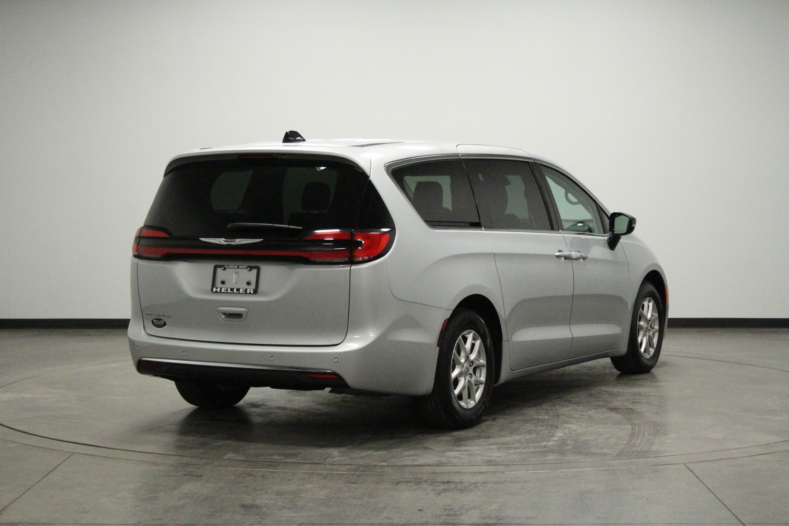 Used 2024 Chrysler Pacifica Touring-L FWD image 8