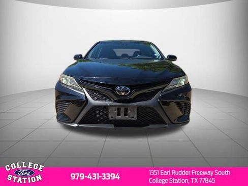 Used 2018 Toyota Camry SE image 2