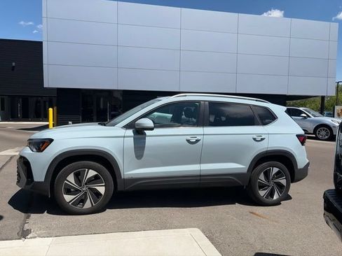 Used 2025 Volkswagen Taos SE w/ Panoramic Sunroof Package AWD/4WD image 7