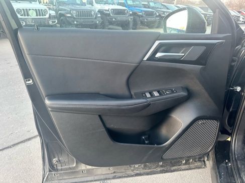 Used 2025 Mitsubishi Outlander SE image 16