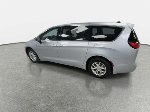 Used 2024 Chrysler Pacifica Touring-L image 6