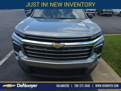 Used 2026 Chevrolet Traverse LT w/ Driver Confidence Package AWD/4WD image 1
