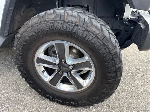 Used 2018 Jeep Wrangler Unlimited Sahara AWD/4WD image 19