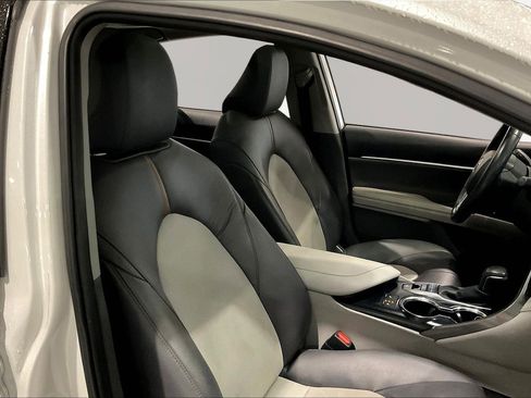 Used 2020 Toyota Camry XLE FWD image 28