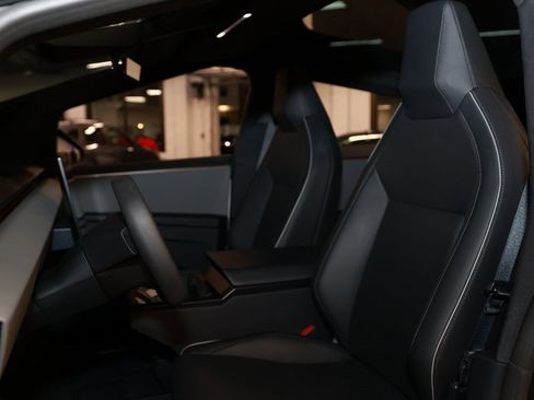 Used 2024 Tesla Cybertruck AWD Crew Cab image 12