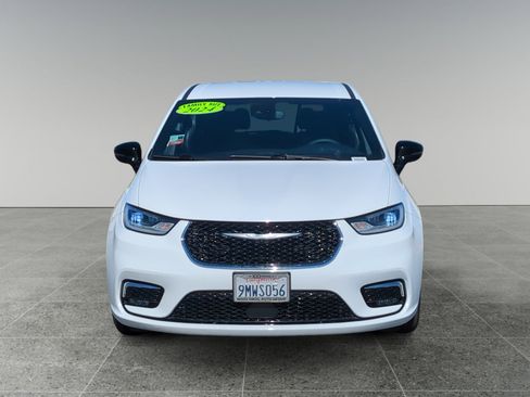 Used 2024 Chrysler Pacifica Touring image 8