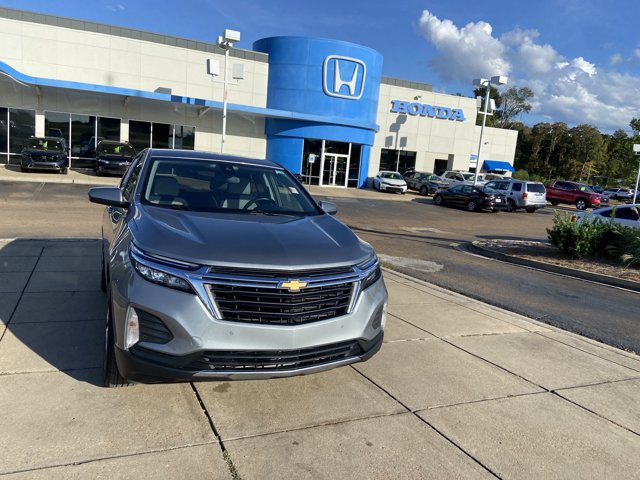 Used 2023 Chevrolet Equinox LT w/ Driver Convenience Package FWD image 3