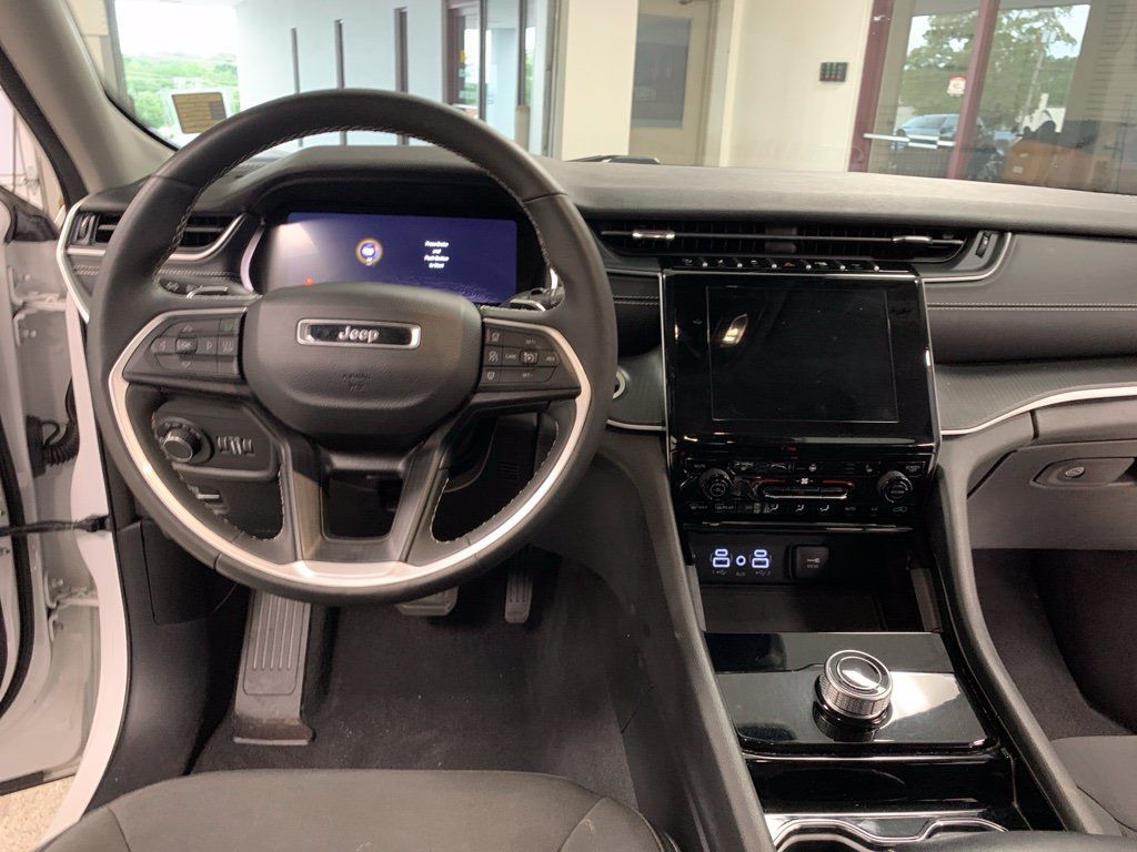 Used 2023 Jeep Grand Cherokee Laredo w/ Luxury Tech Group I AWD/4WD image 9