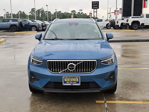 Used 2023 Volvo XC40 B4 Plus w/ Driver Assist Package FWD image 2