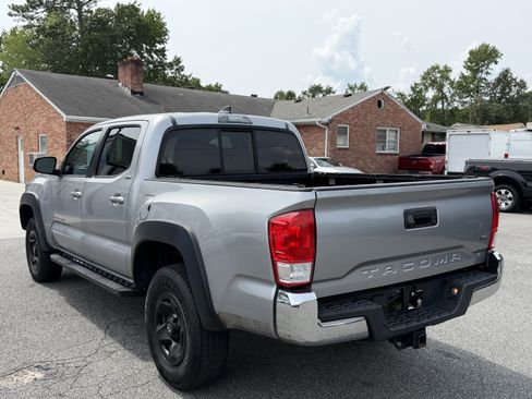 Used 2016 Toyota Tacoma SR5 w/ Towing Package RWD image 9