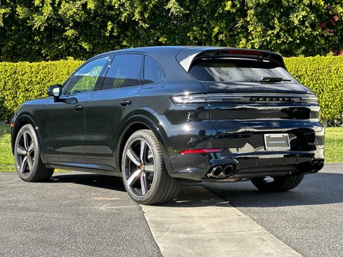 New 2026 Porsche Cayenne GTS image 3