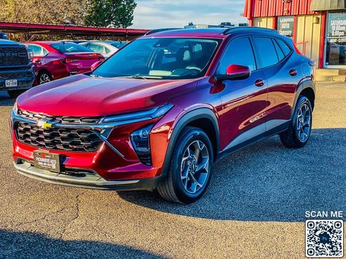 Used 2025 Chevrolet Trax LT w/ Driver Confidence Package image 4