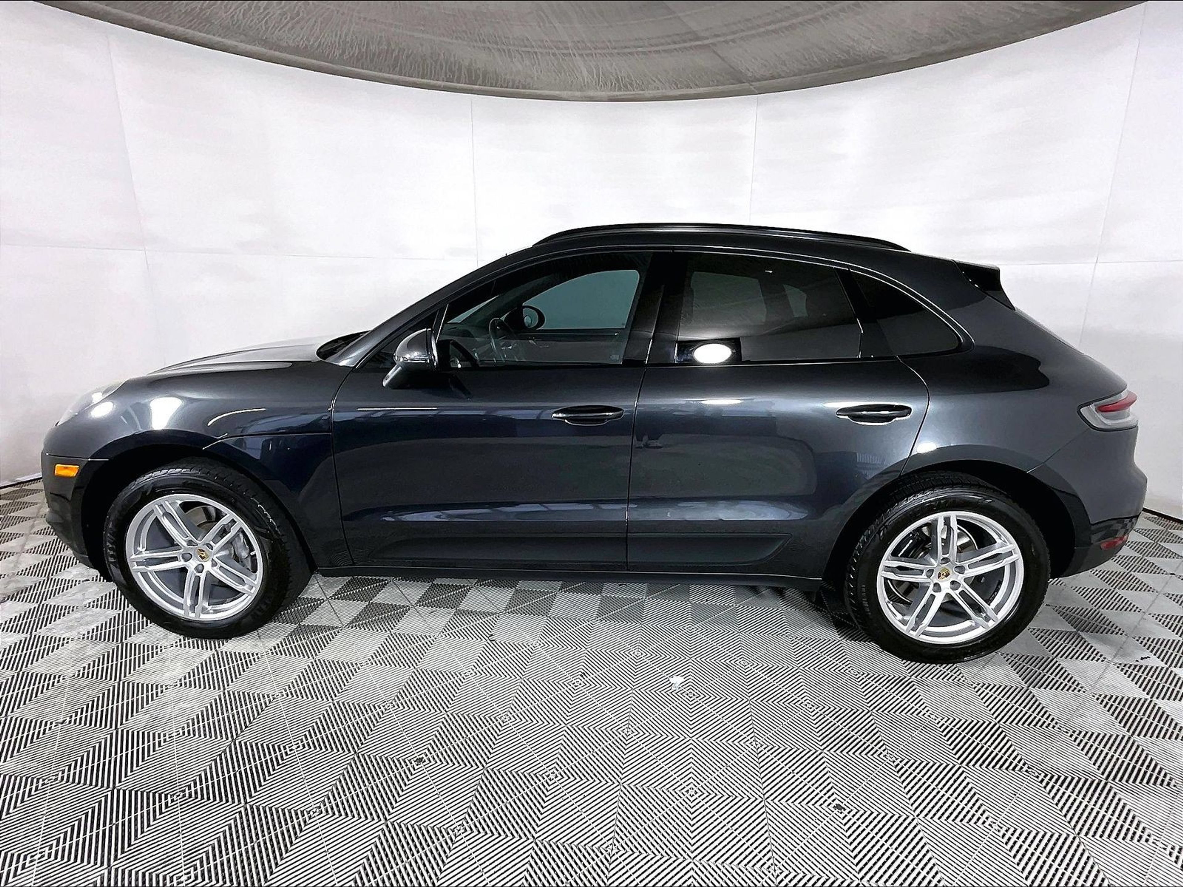 Certified 2020 Porsche Macan AWD/4WD image 2