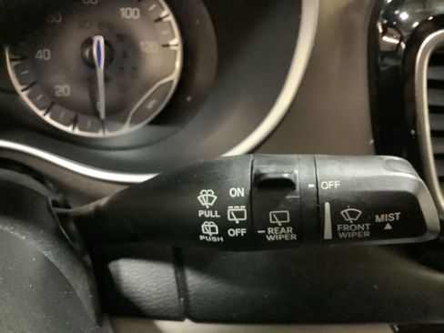 Used 2019 Chrysler Pacifica Touring-L image 29