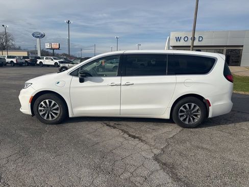 Used 2024 Chrysler Pacifica Select image 8