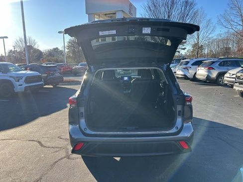 Used 2024 Toyota Highlander XLE image 7