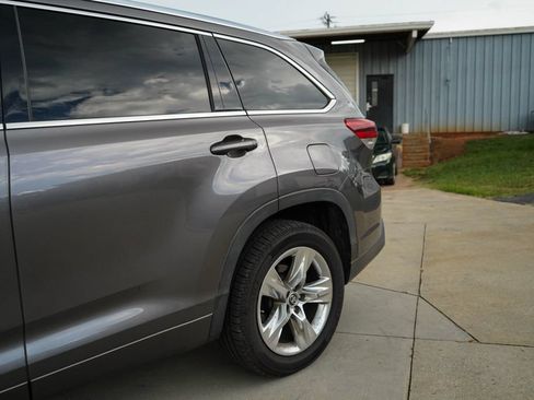 Used 2019 Toyota Highlander Limited FWD image 22