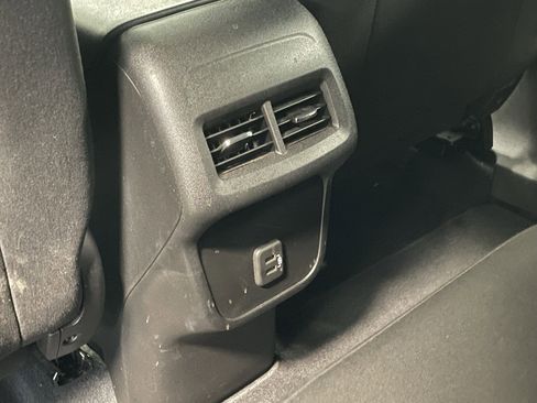 Used 2021 Chevrolet Equinox LT image 24