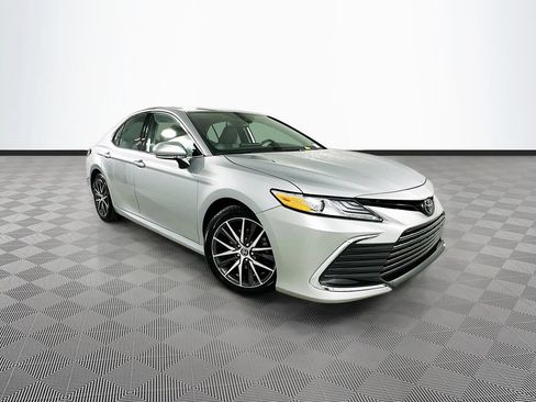 Used 2022 Toyota Camry XLE FWD image 32