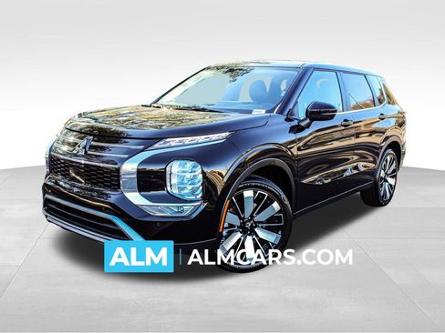 Used 2025 Mitsubishi Outlander SE image 1