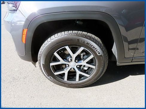 Certified 2025 Jeep Grand Cherokee Limited image 4