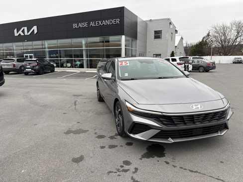 Used 2025 Hyundai Elantra SEL image 1