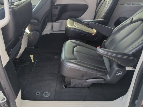 Used 2023 Chrysler Pacifica Touring-L FWD image 38