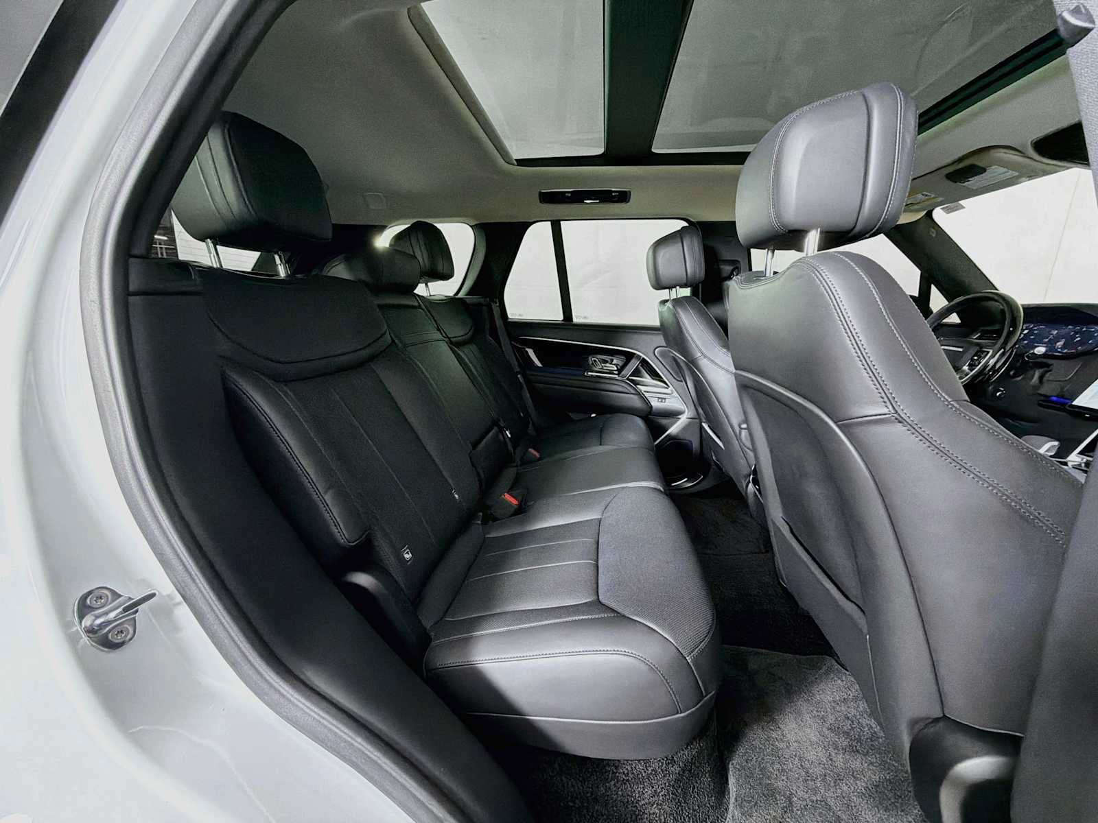 Used 2025 Land Rover Range Rover SE AWD/4WD image 25