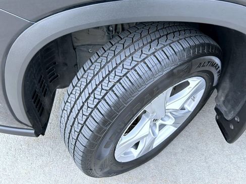 Used 2023 Toyota Highlander L image 25