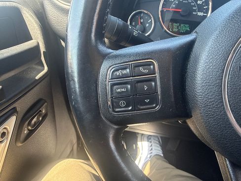 Used 2015 Jeep Wrangler Unlimited Rubicon w/ Connectivity Group AWD/4WD image 21
