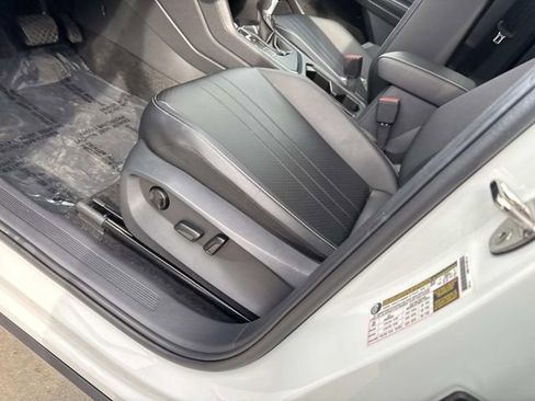 Used 2023 Volkswagen Tiguan SE image 11