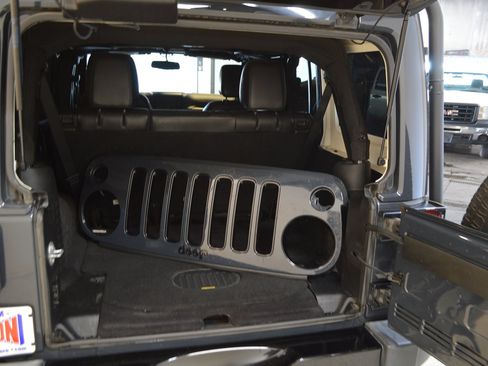 Used 2017 Jeep Wrangler Unlimited Sahara image 13