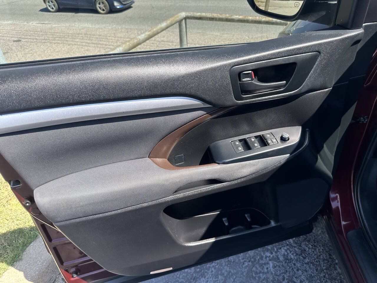 Used 2019 Toyota Highlander LE FWD image 13