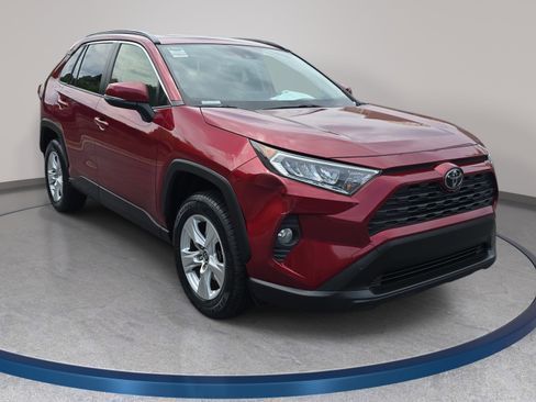 Used 2020 Toyota RAV4 XLE w/ Convenience Package FWD image 3