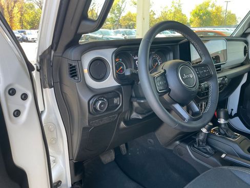 Used 2025 Jeep Wrangler Sport S image 33